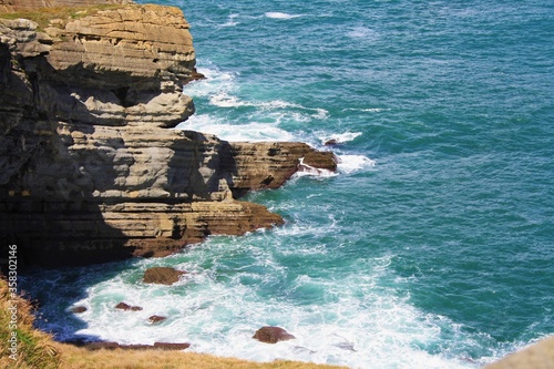 olas golpeando sobre el acantilado
