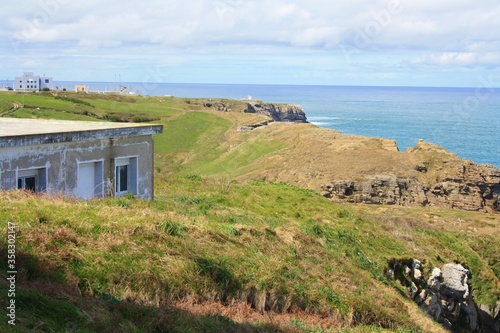 cabaña sobre el acantilado