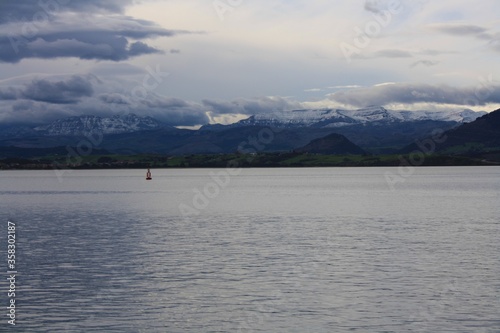 picos nevados sobre el agua