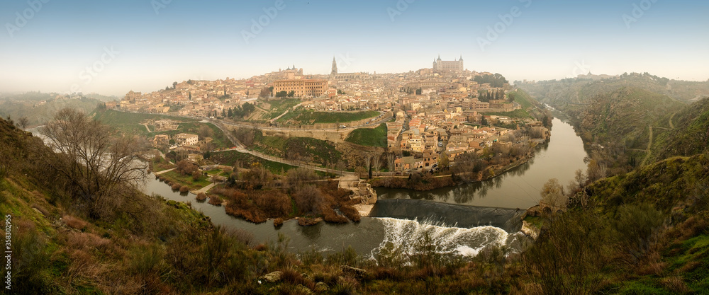 Fototapeta premium Vista panoramica de la ciudad de Toledo con el rio Tajo en primer termino