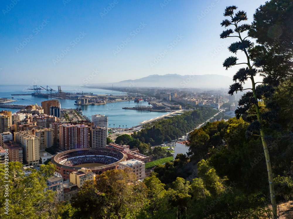 Vista de Malaga con la Plaza de Toros y el puerto desde el monte de Gibralfaro