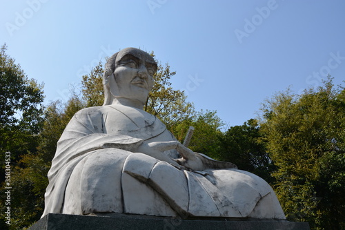 Fotografie, Obraz Miyamoto Musashi Statue, Reigando Cave
