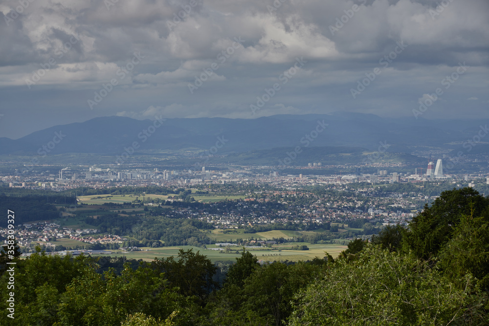 Fototapeta premium Aussicht auf die Stadt Basel vom Blauen aus (Hofstetten-Flüh)