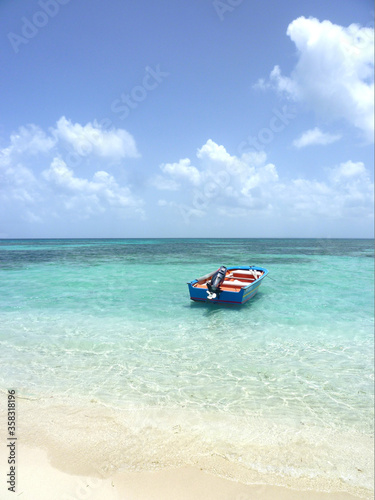 Fototapeta Naklejka Na Ścianę i Meble -  a boat on the Caret Island, Guadeloupe (France), August