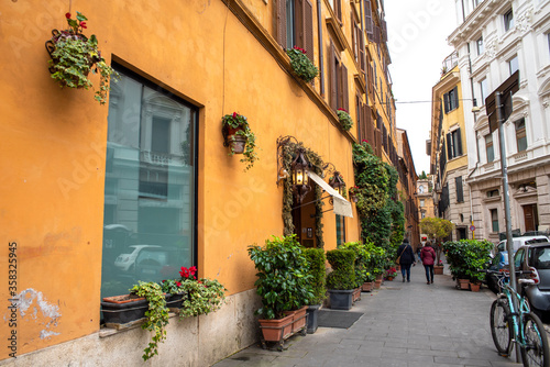 Fototapeta Naklejka Na Ścianę i Meble -  old streets of Rome, Italy