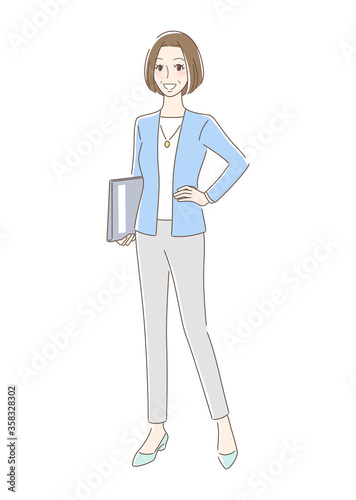 笑顔で立ちポーズを決める女性