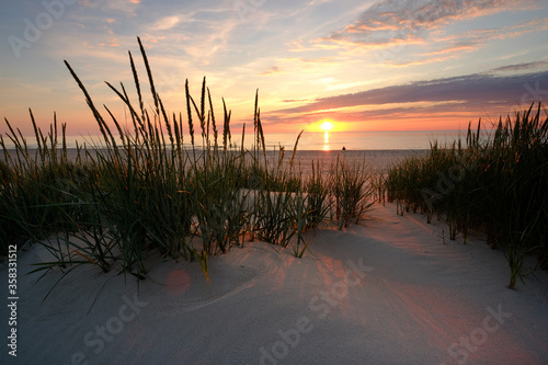 Morze Bałtyckie,zachód słońca na plaży w Kołobrzegu.