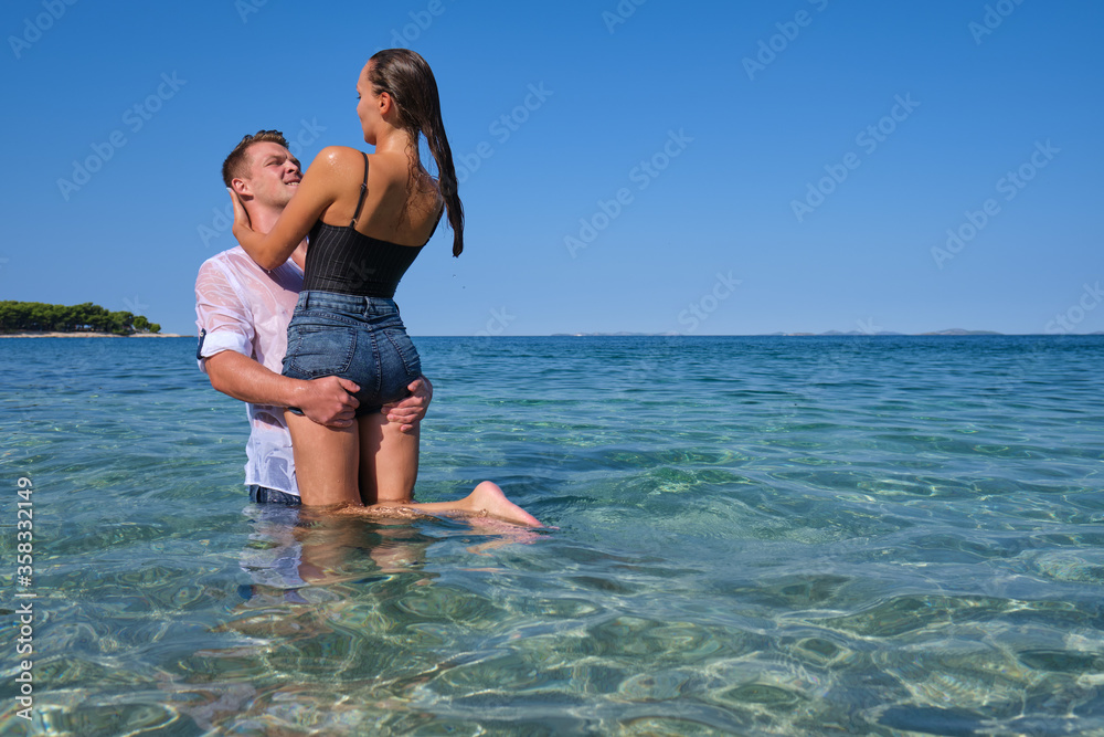 Obraz premium Happy couple in love on beach summer vacations.