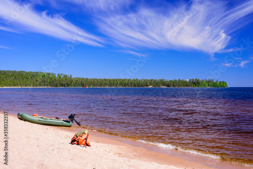 Fototapeta Naklejka Na Ścianę i Meble -  Ladoga lake. Picturesque sandy beach on lake Ladoga against the blue sky, Leningrad region, Russia