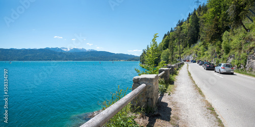 Verkehrskollaps auf der Walchensee Uferstra  e  Ausflugsziel in den bayerischen Alpen