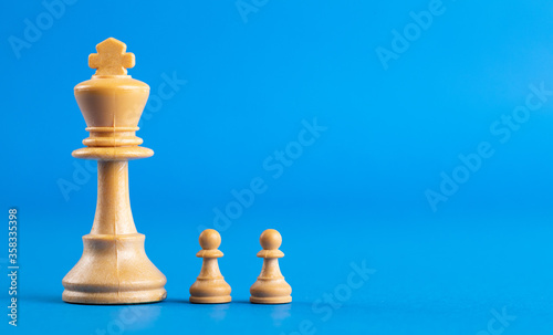 Festa del papà rappresentata con scacchi, sfondo blu.