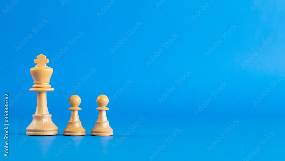 Festa del papà rappresentata con scacchi, sfondo blu.