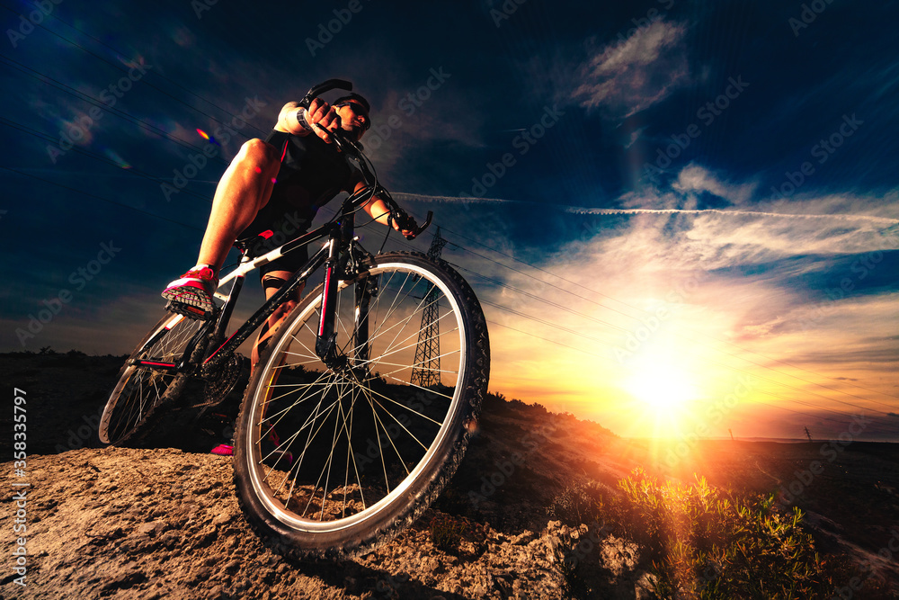 Naklejka premium Bicicleta de montaña. Deporte y vida saludable. Deportes extremos. La bicicleta de montaña y el hombre. Estilo de vida, recreación y ocio deporte extremo al aire libre