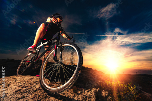 Bicicleta de montaña. Deporte y vida saludable. Deportes extremos. La bicicleta de montaña y el hombre. Estilo de vida, recreación y ocio deporte extremo al aire libre © C.Castilla