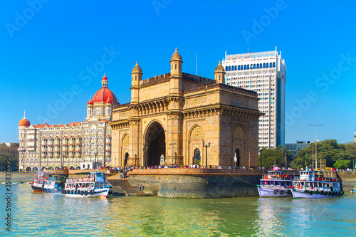 Photographie The Gateway of India and boats as seen from the Mumbai Harbour in Mumbai, India
