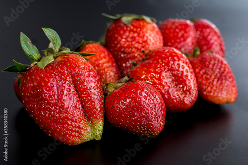 strawbery  owoc  jedzenie  czerwie    swiezy  dojrza  e  s  odki  strawbery  deser  zdrowa  soczysty  lato  dieta  naturalny  bezczelno      przepyszny  witamin  naturalny  rynek  smaczny  truskawki