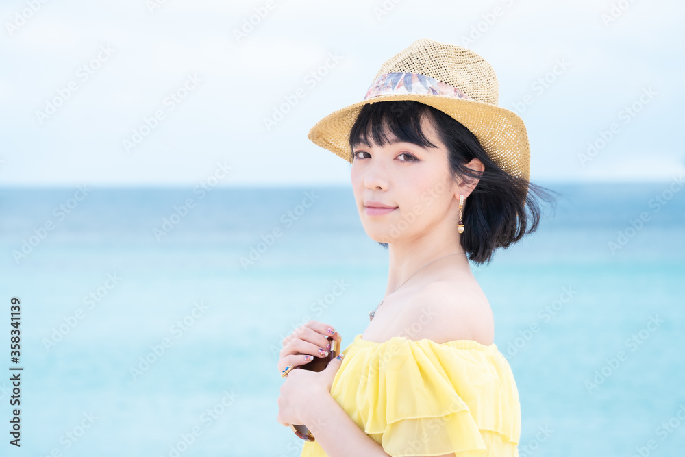 夏の海辺と笑顔の黄色いワンピースの女性 夏の海辺と笑顔の黄色いワンピースの女性