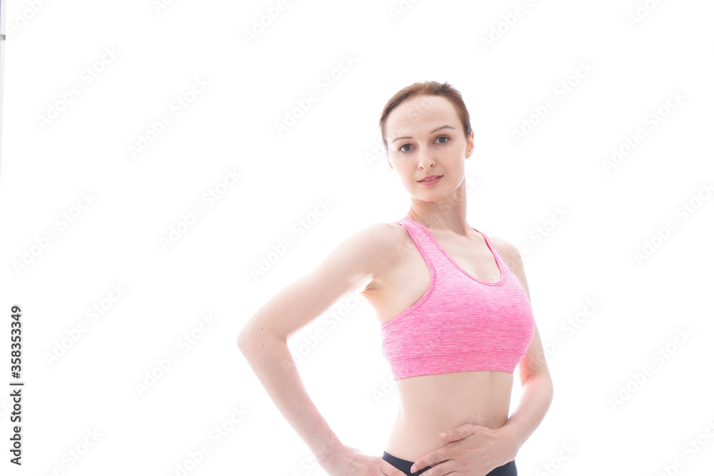 ダイエットをするスポーツウェアを着た若い女性