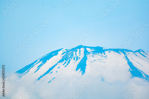 雪が積もる富士山の頂点と青空