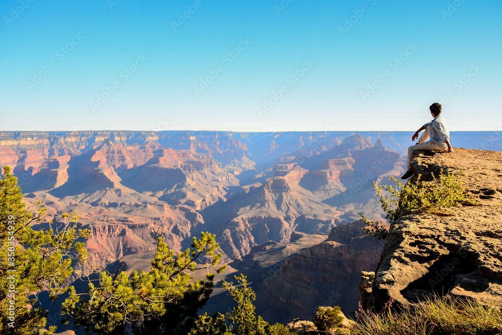 アメリカのアリゾナ州にあるグランドキャニオンの崖と晴天の青空と若い日本人男性 Stock Photo | Adobe Stock