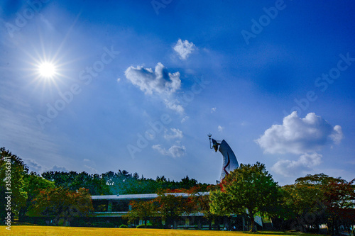 大阪の万博記念公園にある太陽の塔と太陽と青空