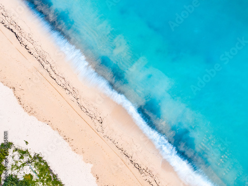 沖縄の有名な観光地 古宇利大橋の砂浜と美しい海をドローンで空撮した写真