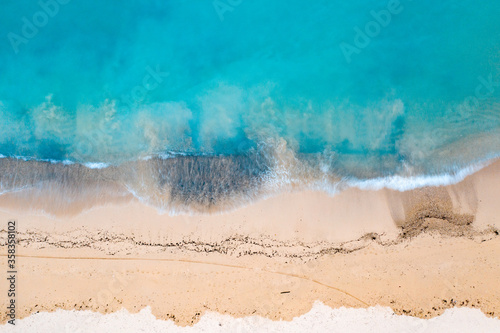 沖縄の有名な観光地 古宇利大橋の砂浜と美しい海をドローンで空撮した写真