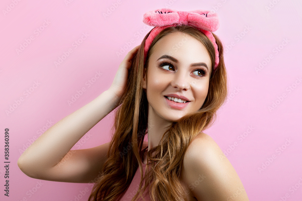 Φωτογραφία Studio portrait of a young woman on a pink background