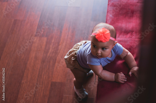Obraz na plátne bebé de pie en el sofá
