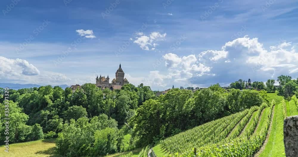 Time lapse du splendide château de Vufflens-le-Château entouré de vignes et de foret au soleil dans le canton de vaud en suisse romande près de Lausanne dans un ciel bleu avec des nuages blancs
