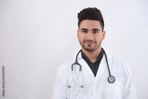 Médico amable con fondo blanco y espacio libre, el personal sanitario con esquetoscopio, medio cuerpo, limpia, seguros, medicina, dr