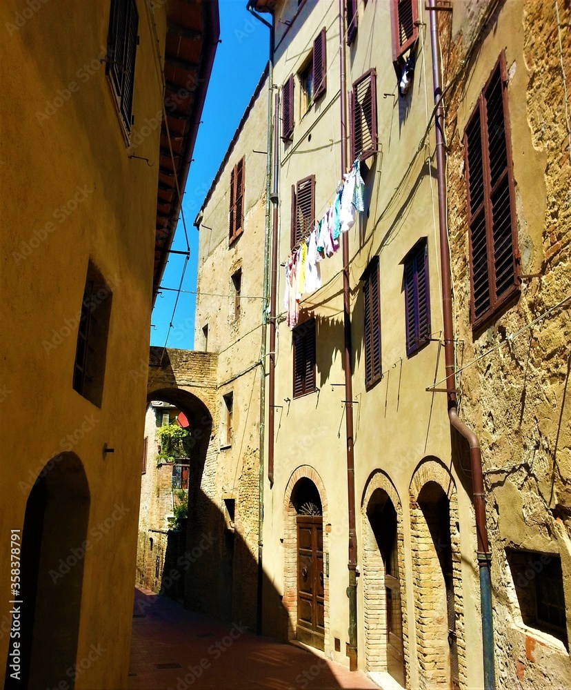 Tiny street of Tuscany (San Gimignano)