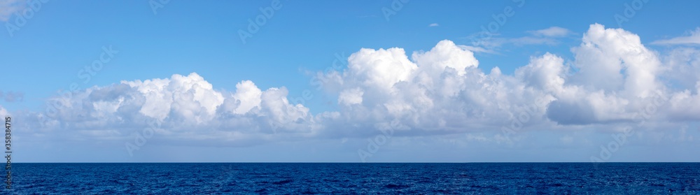 Roseau die Hauptstadt von Dominica Blik auf das Meer und blauer Himmel mit Wolken, Panorama. Roseau die Hauptstadt von Dominica Blik auf das Meer und blauer Himmel mit Wolken, Panorama.