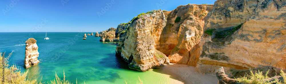 Panoramic view of a beautiful beach with cliffs, Algarve Portugal - obrazy, fototapety, plakaty 