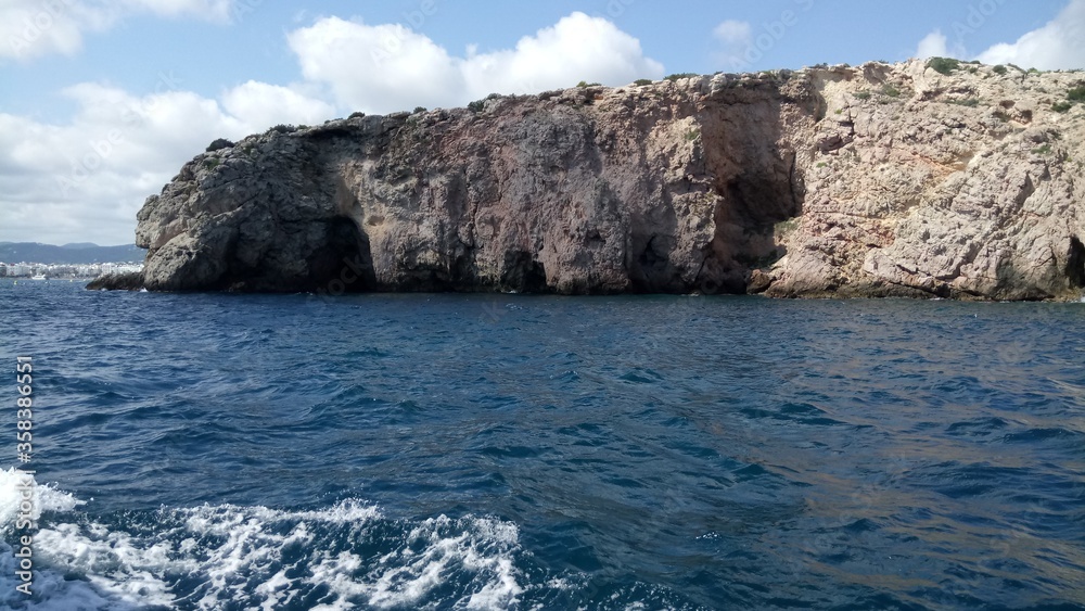 Fototapeta premium skaly na woda Ibiza