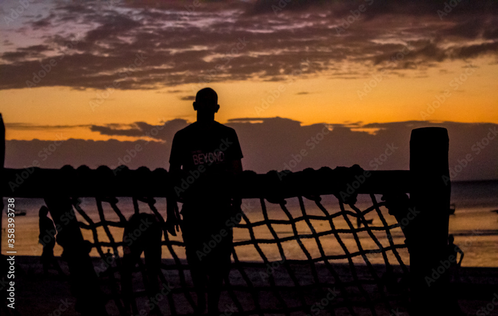Obraz premium silhouette of a man on a bench