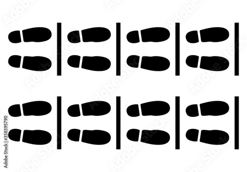 Huellas negras de zapato haciendo cola.
