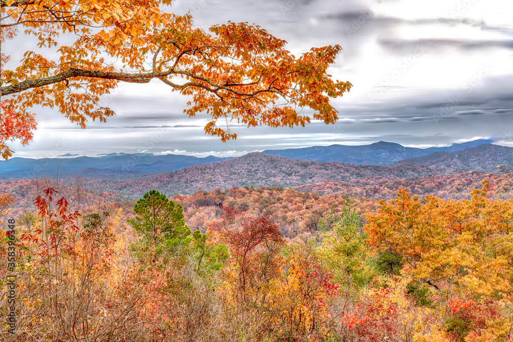 Fototapeta premium Long range mountain view with Fall Foliage