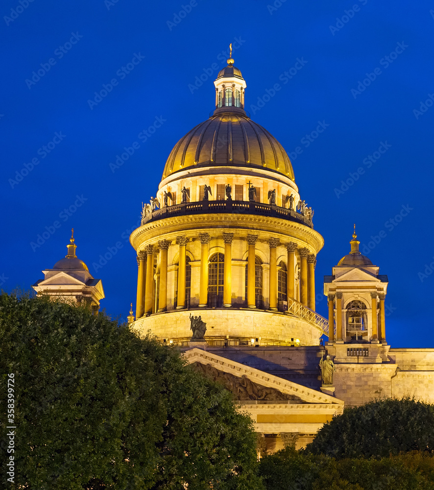 Obraz premium Night Saint Isaac Cathedral Petersburg Russia