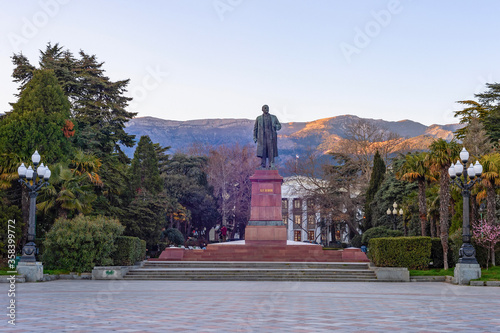 Lenin monument, sunset, Yal...