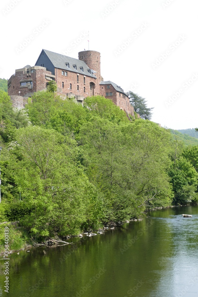 Burg Hengebach mit Rur - Hochformat in Heimbach / Eifel