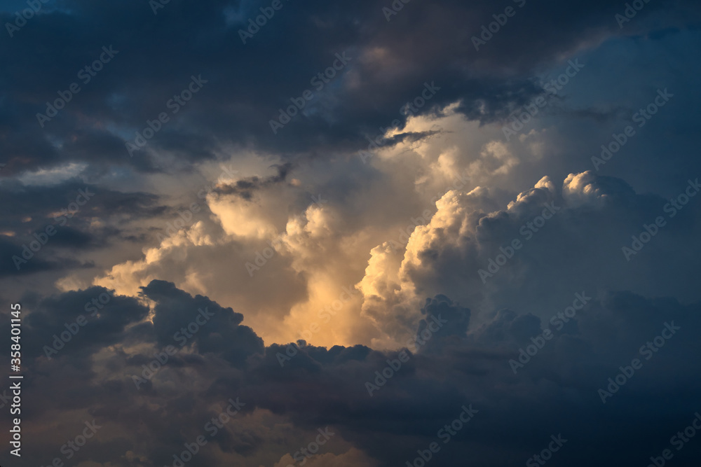 Obraz premium Wolken und Sonnenstrahlen vor einem Gewitter, Naturschauspiel und Schönheit der Natur