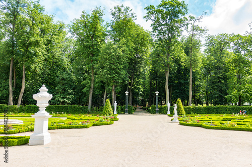 Białystok Podlasie pałac park branickich Ogród drzewa krzewy ścieżka rzeźba photo