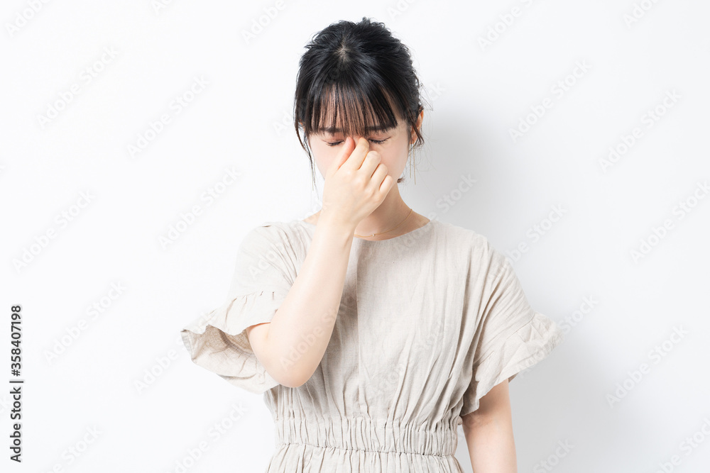 疲れ目の若い女性 疲れ目の若い女性