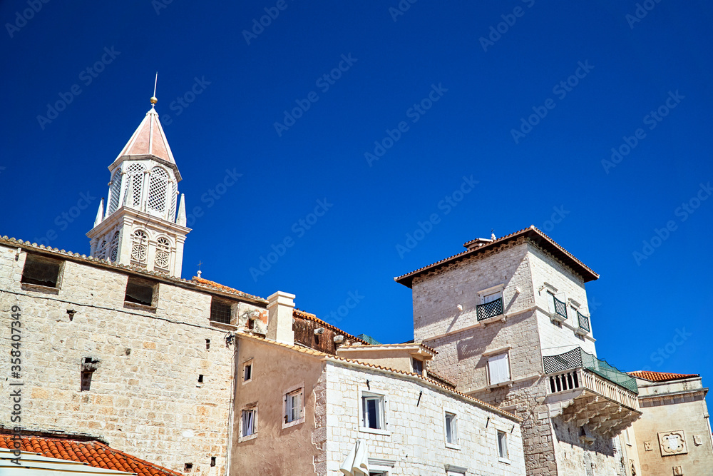 Średniowieczne, kamienne budowle w mieście Trogir w Chorwacji.