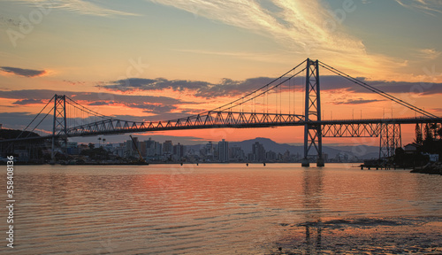 Quadro su tela sunset in florianópolis, Santa Catarina - Brazil with the Hercílio Luz bridge in