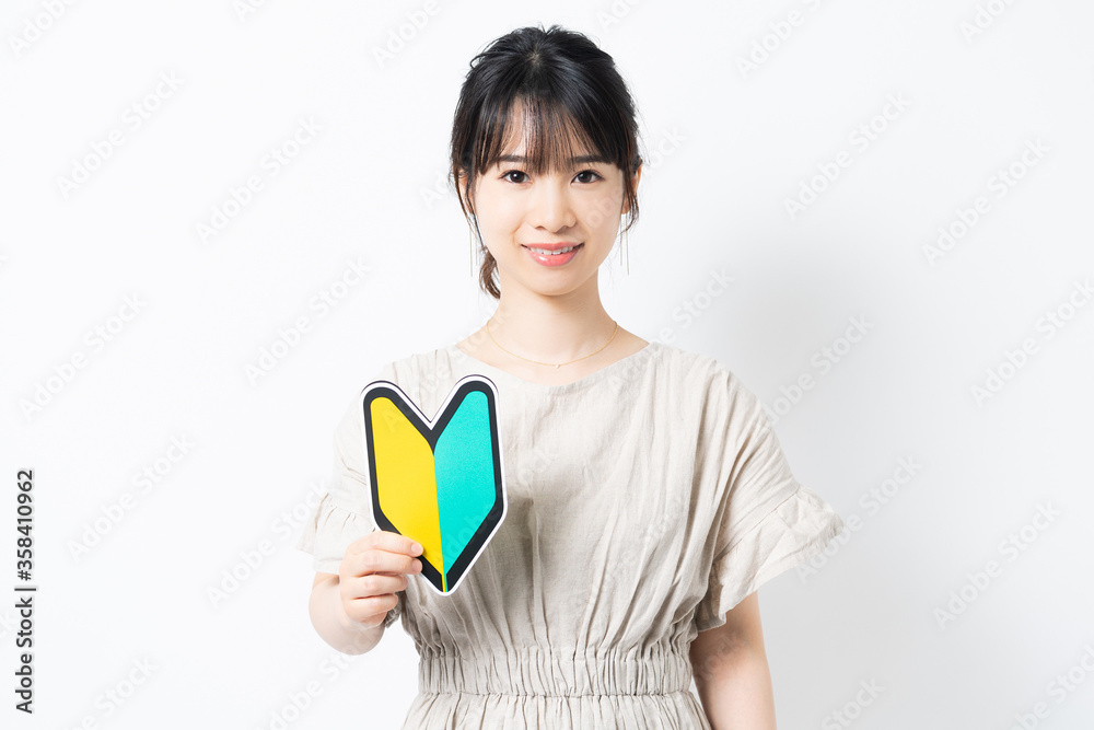 初心者マークを持つ若い女性 初心者マークを持つ若い女性