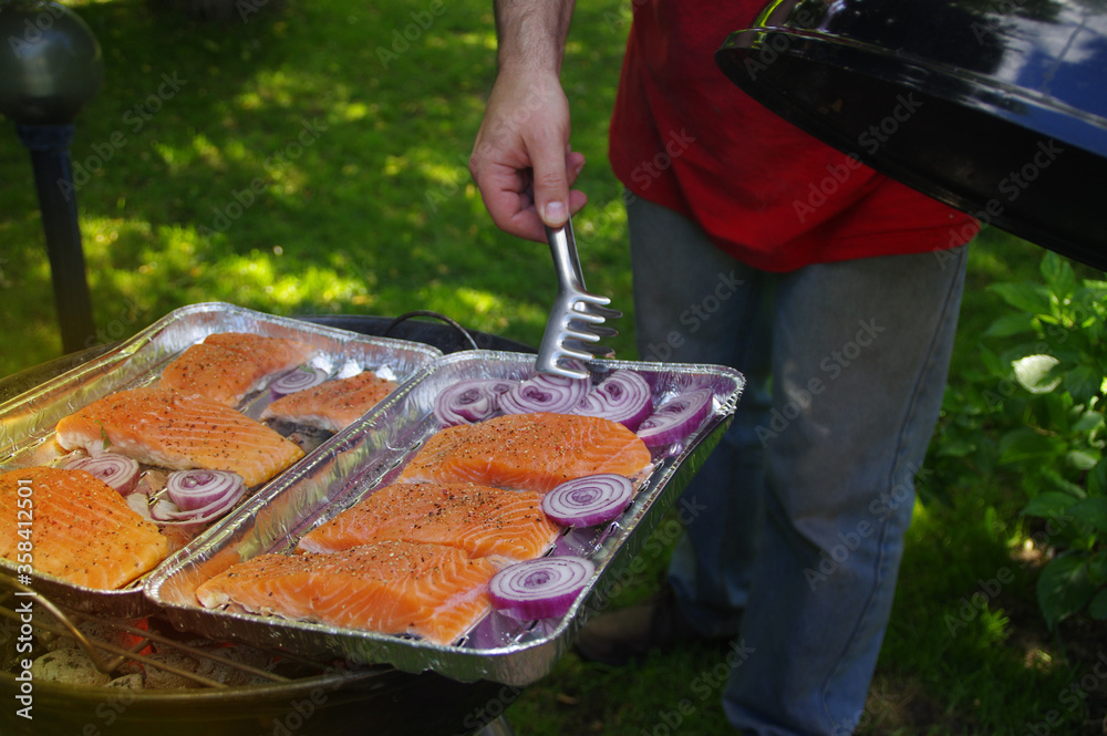 Obraz premium Fresh salmon on the garden grill