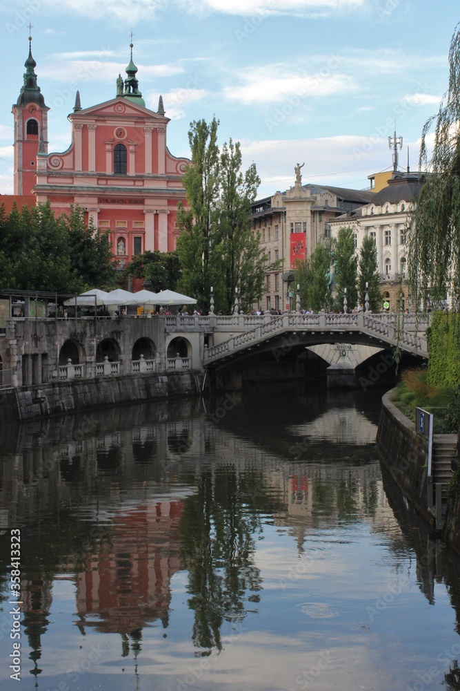 Obraz premium Church and bridge over the river in Ljubljana