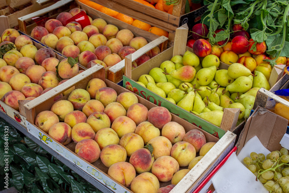 PEACHES AND PEARS - ITALIAN IN A SMALL STORE PEACHES AND PEARS - ITALIAN IN A SMALL STORE